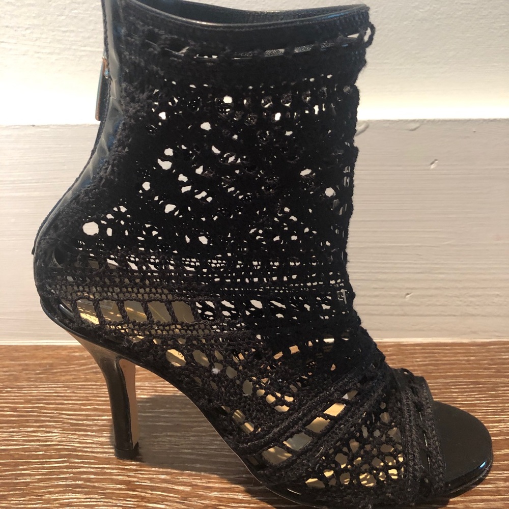 $198 VINCE CAMUTO SIGNATURE CROCHET BOOTIES SZ 6